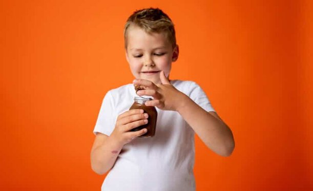 niño con nutella