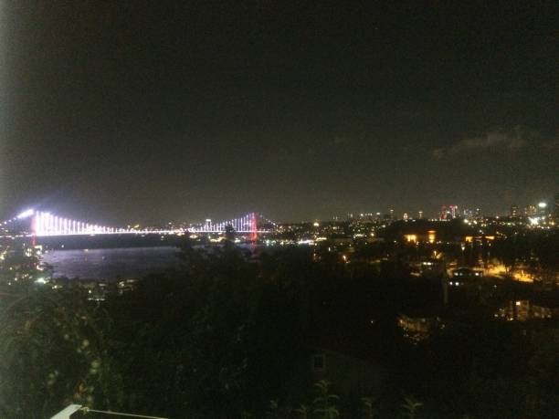 Sahilinde manzara eşliğinde Balık yemek