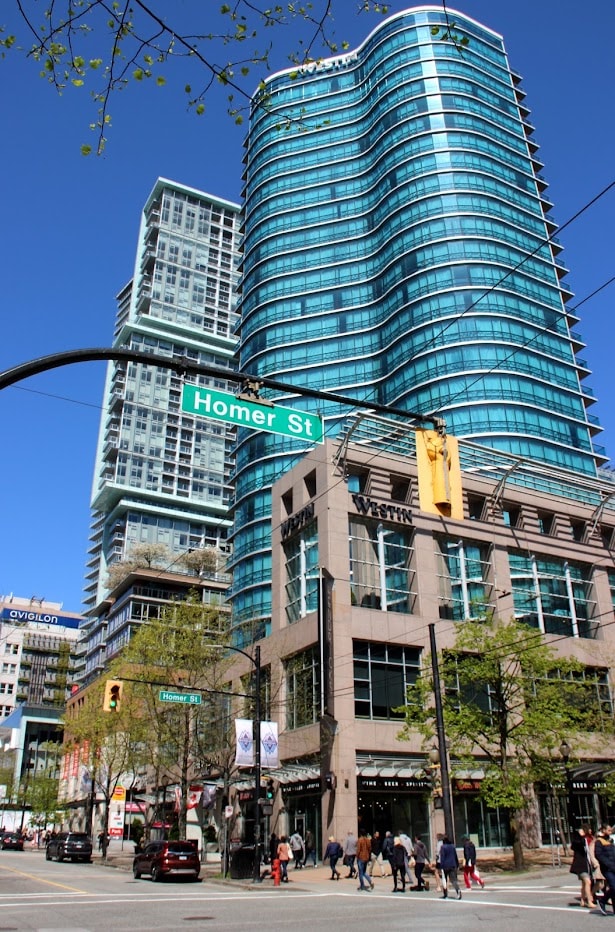 Moderne Hochhäuser an der Homer Street in Vancouver mit Glasfassaden und geschäftigem Stadtleben.
