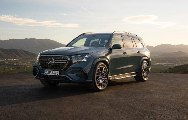 Der neue Mercedes-Benz GLS, 2026Lackierung: DARK PETROL
Polsterung: MANUFAKTUR Nappa Leder tartuffobraunThe new Mercedes-Benz GLS, 2026.Exterior: DARK PETROL
Interior: MANUFAKTUR nappa leather truffle brown