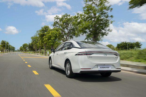 Aion ES in motion from the rear