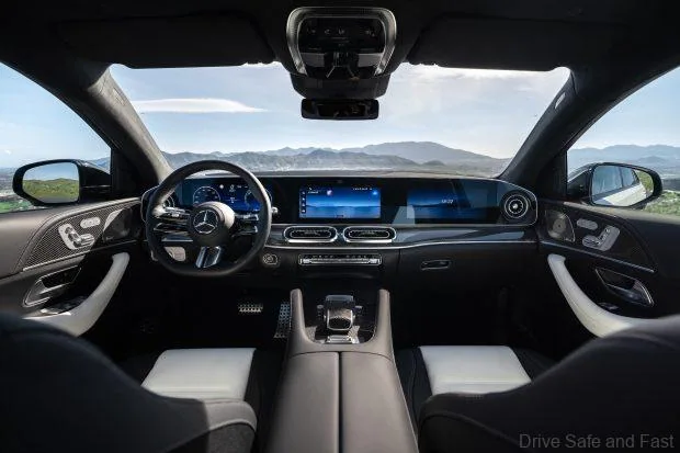 Das neue Mercedes-Benz GLE Coupé, 2026Lackierung: MANUFAKTUR opalithweiß bright
Polsterung: Leder Nappa / Leder zweifarbig weiß / schwarzThe new Mercedes-Benz GLE Coupé, 2026.Exterior: MANUFAKTUR opalite white bright
Interior: Leather Nappa two-tone white/black