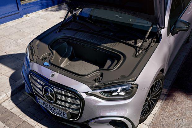 Der neue Mercedes-Benz C 400 4MATIC elektrisch.
Energieverbrauch kombiniert: 18,6-14,2 kWh/100 km | CO₂-Emissionen kombiniert: 0 g/km | CO₂-Klasse: A [1]
Exterieur: AMG Line Plus; lavender silver
[1] Die Angaben sind vorläufig. Es liegen bislang weder bestätigte Werte von einer amtlich anerkannten Prüforganisation noch eine EG-Typgenehmigung noch eine Konformitätsbescheinigung mit amtlichen Werten vor. Abweichungen zwischen den Angaben und den amtlichen Werten sind möglich.;Energieverbrauch kombiniert: 18,6-14,2 kWh/100 km | CO₂-Emissionen kombiniert: 0 g/km | CO₂-Klasse: A*The all-new Mercedes-Benz C 400 4MATIC electric.
Energy consumption combined: 18,6-14,2 kWh/100 km | CO₂ emissions combined: 0 g/km | CO₂ class: A [1]
Exterior: AMG Line Plus; lavender silver
[1] The information is provisional. Neither confirmed values from an officially recognised testing organisation nor an EC type approval nor a certificate of conformity with official values are available to date. Deviations between the data and the official values are possible.;Energy consumption combined: 18,6-14,2 kWh/100 km | CO₂ emissions combined: 0 g/km | CO₂ class: A*