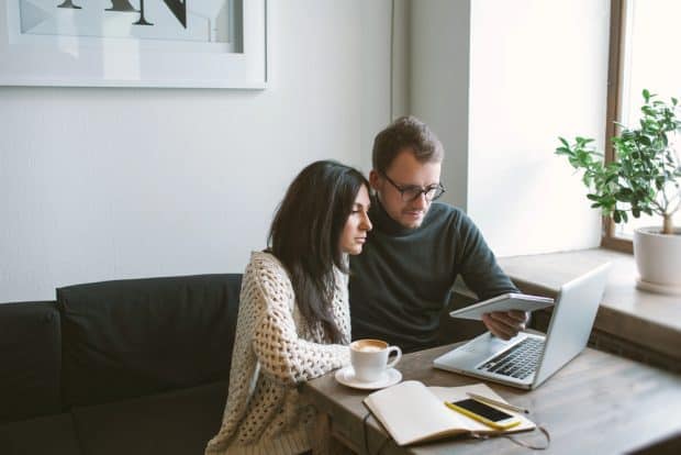 couple using the franchise king website as a franchise resource