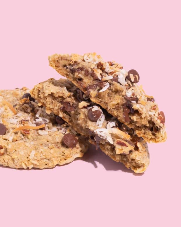 Crumbl Cookies franchise cost and review