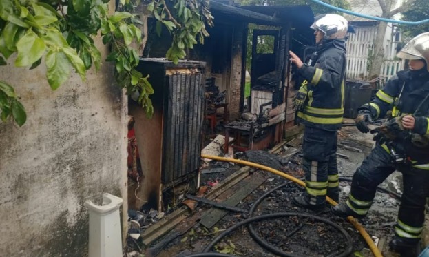 Voraz incendio destruyó una casa en Lomas: investigan si fue intencional