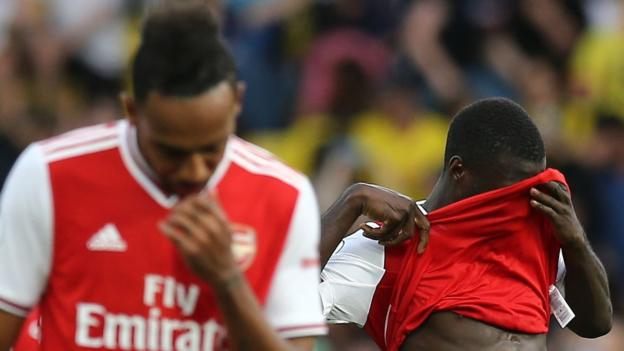 Aubameyang Misses sitter
