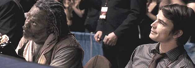 Erik Kernan (Josh Hartnett) fühlt Bob Satterfield auf den Zahn, in dem er ihn unter anderem zu einem echten Fight als Experten einlädt.