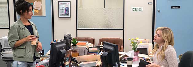 Margo (Jenny Slate) ist Susannahs (Chloë Grace Moretz) Mentorin in der Redaktion der New York Post. Der Krankheit ihrer Mentee steht sie aber schon bald hilflos gegenüber.