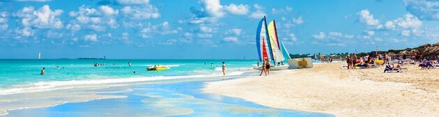 Kitsurfen am Strand von Kuba