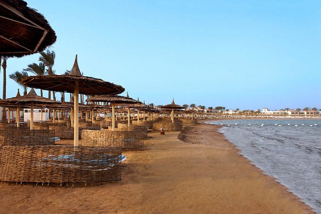 Der Sandstrand des Jungle Aqua Park Resorts ist in unmittelbarer Nähe
