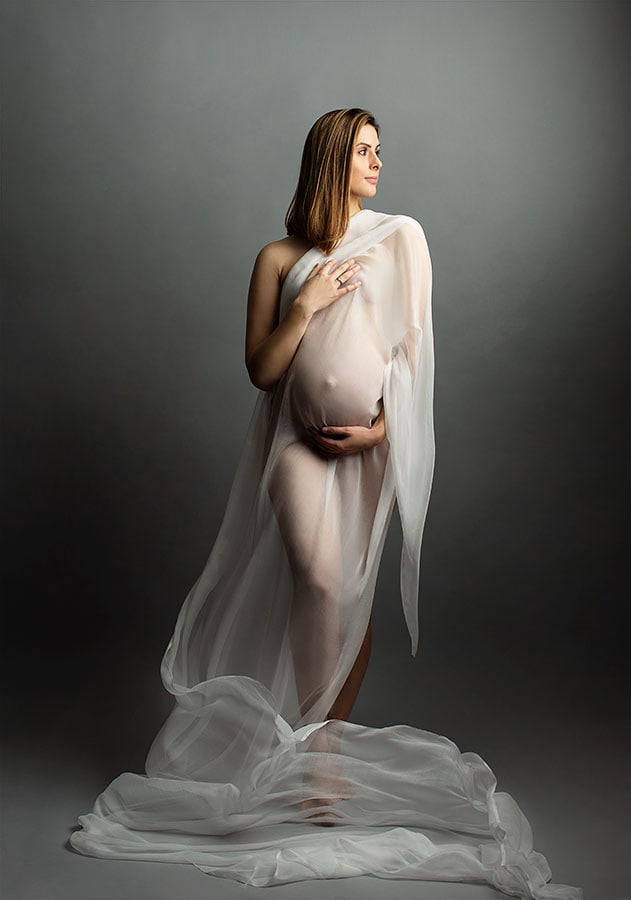 Kvinne med graviditet, gravidfoto, kunstnerisk gravidfotografering, vakker gravid kvinne, kreativ gravidfotografi, sengende gravid kvinne, mager kvinne med skjult ansikt, sofistikert gravidfoto, kunstnerisk portrett gravid, graviditetsportrétt, gravid fotografi, graviditetsfotografering i studio, elegant gravidfoto, gravid med delikat stoff, mager kvinne med lang hår, studie av svangerskap, gravide kvinne portrett, vakker gravid mage, kunstnermodell gravid, kvinnelig kropp og graviditet, gravidfotografi, gravidfoto, gravidkvinne, kunstnerisk gravidbilde, graviditet, kunstfotografi op.