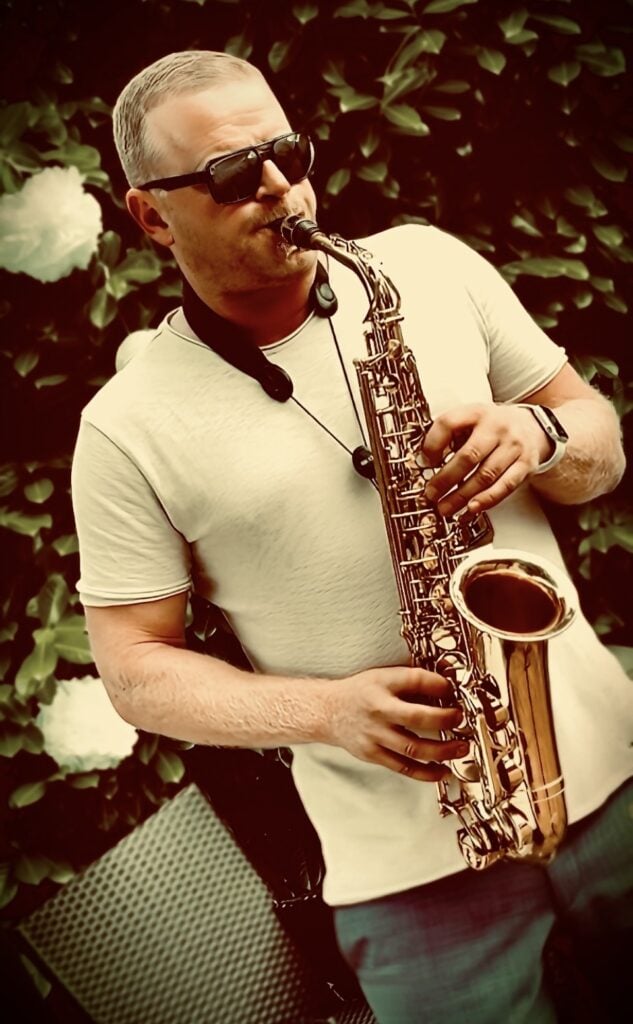 DJ Coachman spielt live Saxophon - die perfekte Kombination aus Ding und Live-Performance für Events