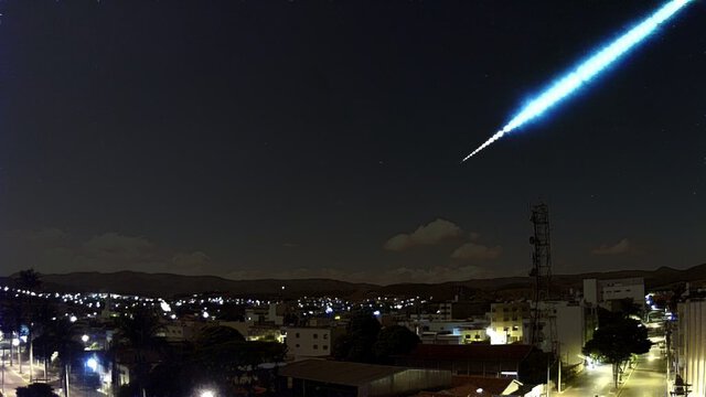 Meteoro registrado em Piumhi, MG - Créditos: Grupo Isimples / climaaovivo.com.br