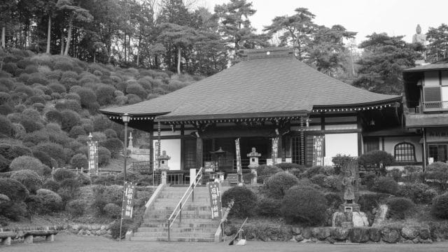 AUTO mamiya/sekor 50mm f2後期型 作例 塩船観音寺 モノクロ