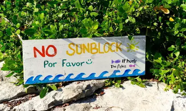 Tabla donde indica que no deben usar bloqueador solar al entrar a los cenotes