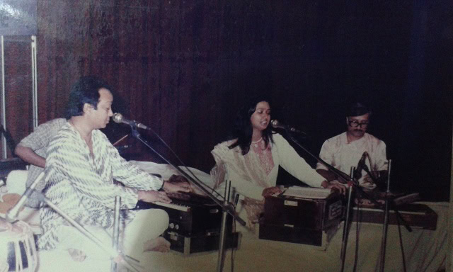 Bhupinder and Mitalee performing on stage