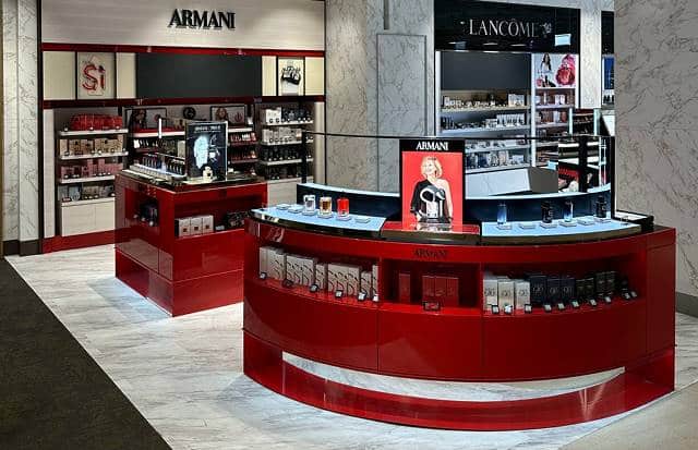 Modernes Armani-Geschäft mit hochwertigem Ladenbau in Wien - realisiert von erfahrenen Ladenbauern aus Österreich.