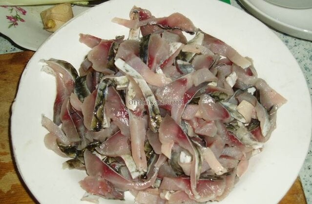 Dagin ikan diiris tipis agar cepat kering | Foto: BBS.I8888.COM