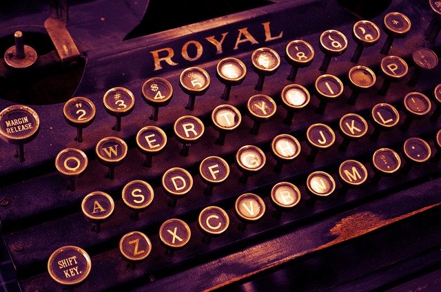 Press release writing: structure, clarity and editorial discipline Typewriter illustrating the preparation of a factual press release