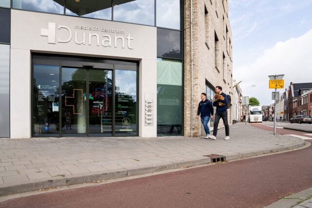 Twee wandelende mannen op pad – fysiotherapie Roosendaal