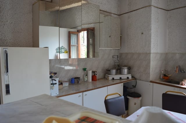 Livadia apartment for renovation