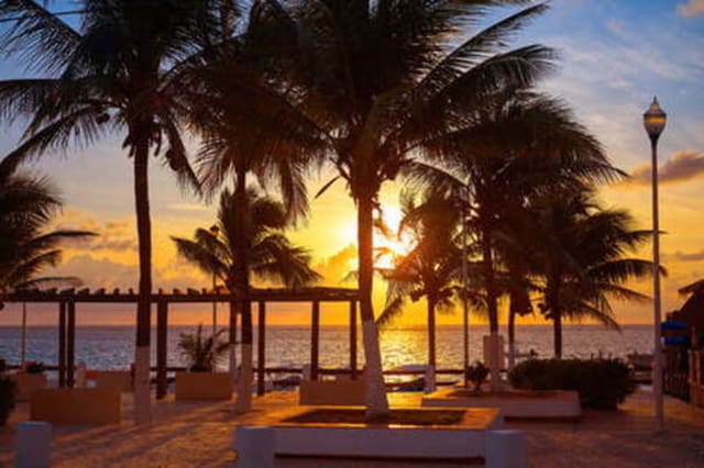 parque en el atardecer de puerto morelos