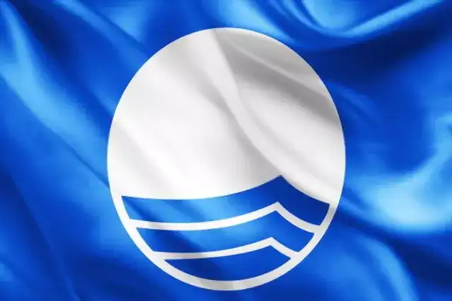 bandera blue flag en playa sol