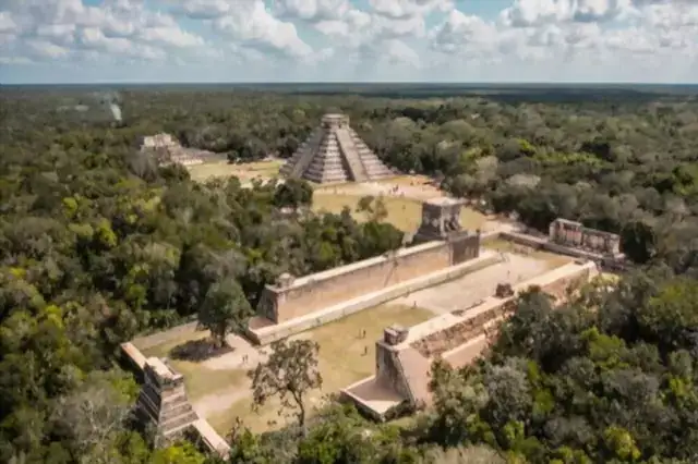 la pirámide de chichen itza donde deciende kukulkán cada equinoccio