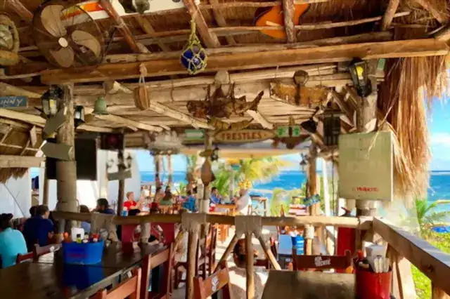 restaurante frente al mar donde puedes tomar bebidas refrescantes