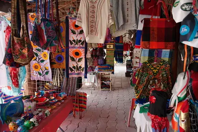 locales comerciales vendianeo en los alrededores de la plaza principal de puerto morelos