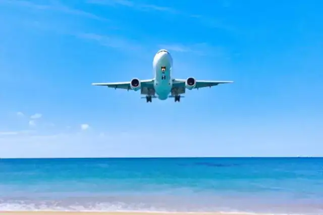 avión pasando por el mar caribe y llegando a Cancún México