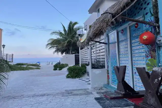 Acceso a la playa publica de puerto morelos en Mar Inn