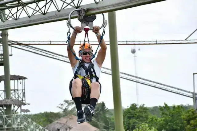 Tirolesas en el parque selvatica