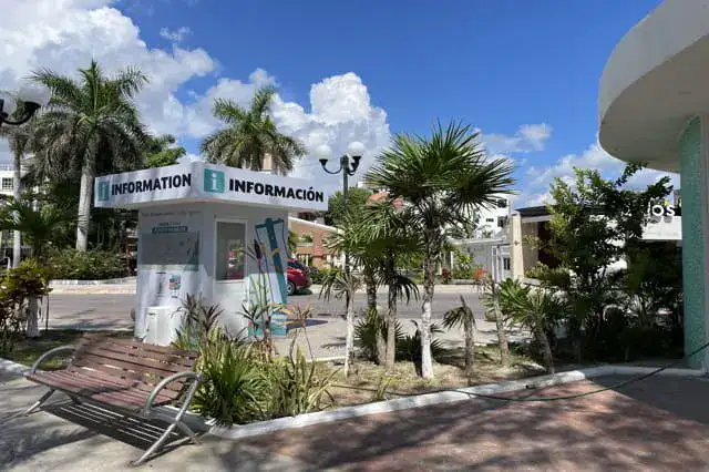kiosko de informacion en puerto morelos