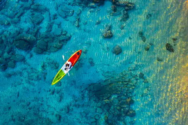 joven realizando kayak en el arrecife