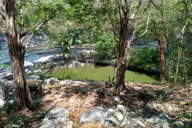 cenote sagrado dentro de chichen itza