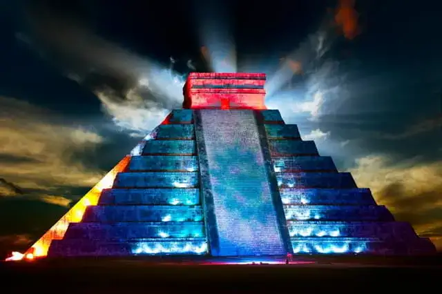 Evento de noche de la piramide