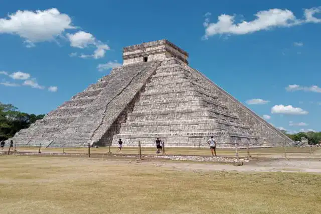 chichen itza donde baja la serpiente emplumada