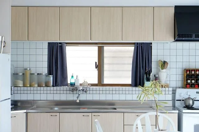 turn ugly renter kitchen cabinets into beautiful wood grain cabinets