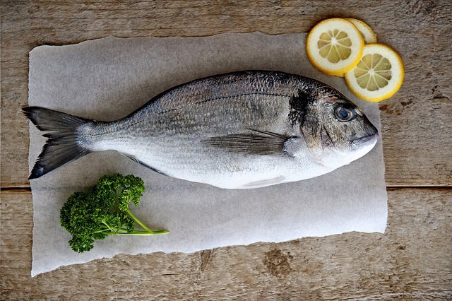 Hele dorade met citroen