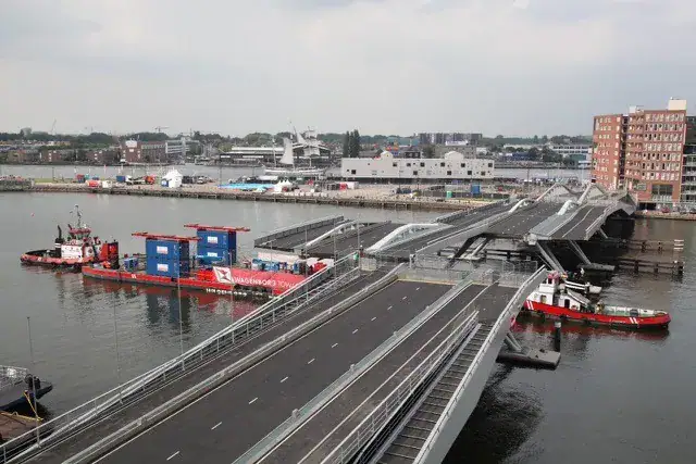 The middle part of the Jan Schaefer Bridge was removed last week for a week and a half. To create space for the Tall Ships of SAIL Amsterdam 2015, https://verkeersbureaus.info/