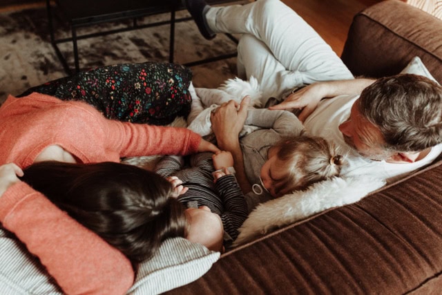 Familie gemeinsam sitzend