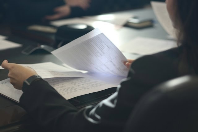 immagine a raffigurare il lavoro per effettuare la revisione dello statuto della società