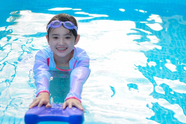 ビート版で泳ぐ女の子