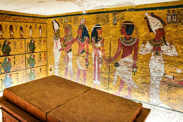 Tal der Könige Grab Tutanchamun mit Darstellung der 12 Paviane und originalen leuchtenden Farben an den Wänden im Tal der Könige Luxor
