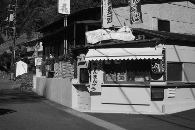 Summicron 5cm F2 作例 吉野梅郷 モノクロ白黒 売店