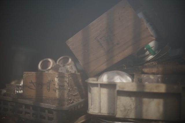 52B TAMRON SP 90mm F2.5 Macroの作例 エモい写真 古民家のガラクタ