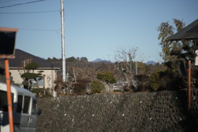 Pentacon Orestor 135mm f2.8 Bokeh 作例 青梅街並みと山