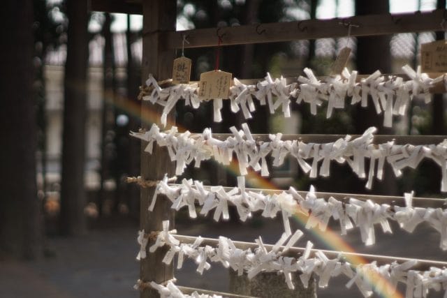 MC Rokkor-PF 58mm f1.4 作例 エモい 昭和レトロ 神社 おみくじ 虹ゴースト